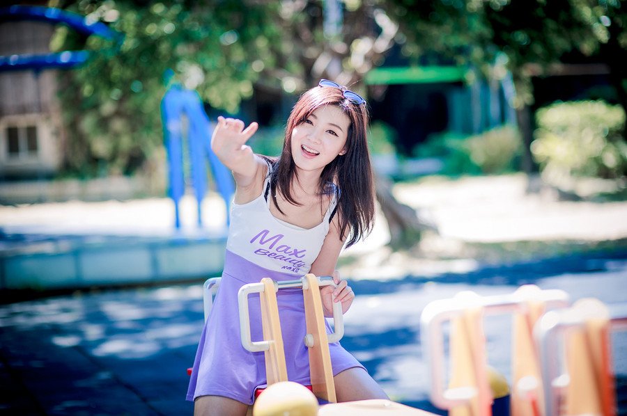 “血腥味儿~”虎卫统领抬头，冷冷的看向前方，沙哑的声音里，带着一股对鲜血的狂热，山道上空无一人，远处已经能够看到的军营也是冷清清一片，看不出有丝毫人烟。